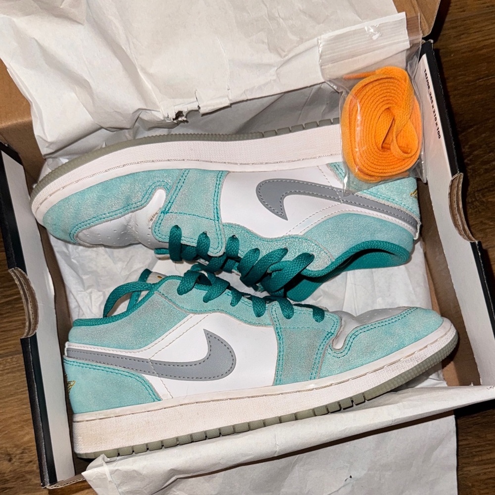 Air Jordan 1 low SE GS Emerald Green Youth 5 Women’s 7